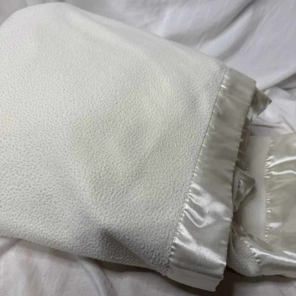 Vtg Martha Stewart Full Queen Blanket Ivory Satin Trim Retro Soft Fleece Cottage